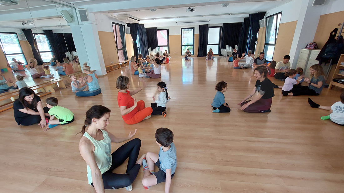 Taller Danza en Familia. Impartido por Ana Ramírez en Centro Educativo Gençana