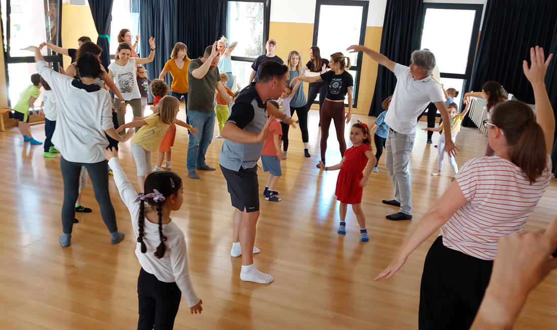 Taller Danza en Familia. Impartido por Ana Ramírez en Centro Educativo Gençana