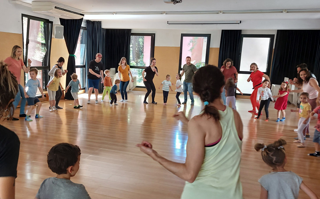 Taller Danza en Familia. Impartido por Ana Ramírez en Centro Educativo Gençana