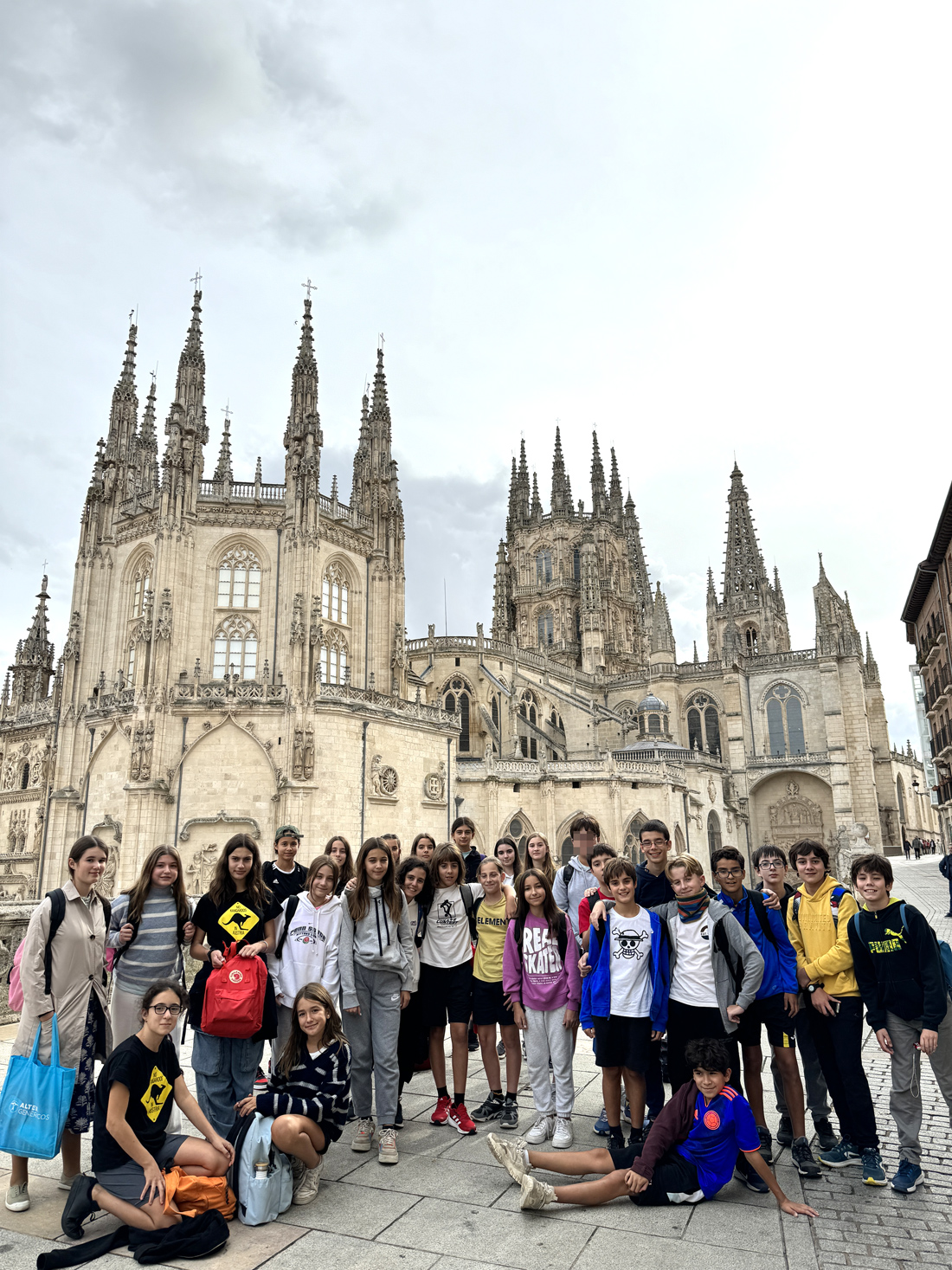 Alumnos de Gençana posan frente a la catedral de Burgos
