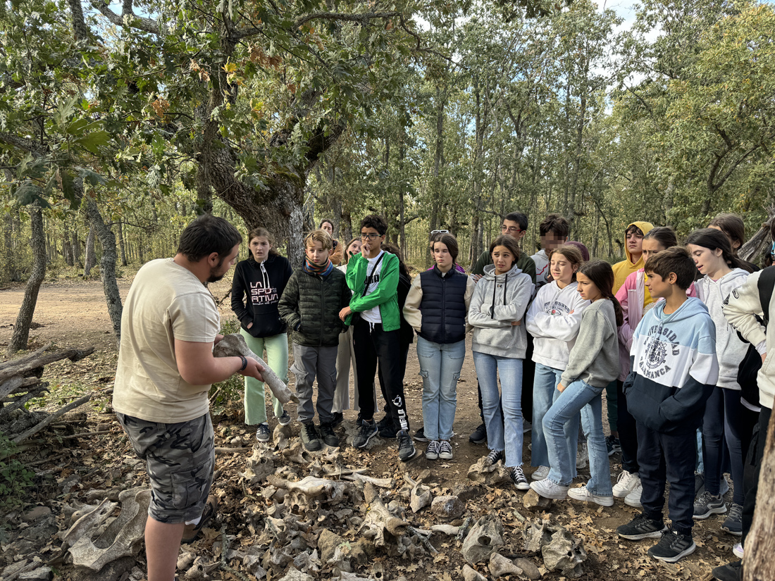 Alumnos de Gençana atienden las explicaciones del monitor de Paleolítico Vivo, en Burgos, sobre los métodos de caza en la Prehistoria