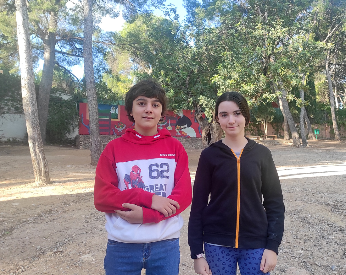 Judith M, y Jorge V.. alumnos del Centro Educativo Gençana, posan en el bosque de la escuela tras ser galardonados con el Premio Extraordinario al Rendimiento Académico en la etapa de Educación Primaria 2022-2023, otorgado por la Conselleria de Educación