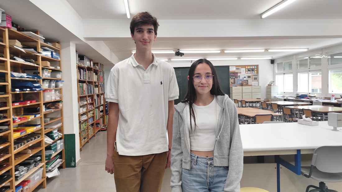 Los alumnos de Bachillerato del Centro Educativo GençanaJuan C. y Ana M. posan en el laboratorio de Física del centro tras haber sido preseleccionados en la XXXV Olimpiada Fisica