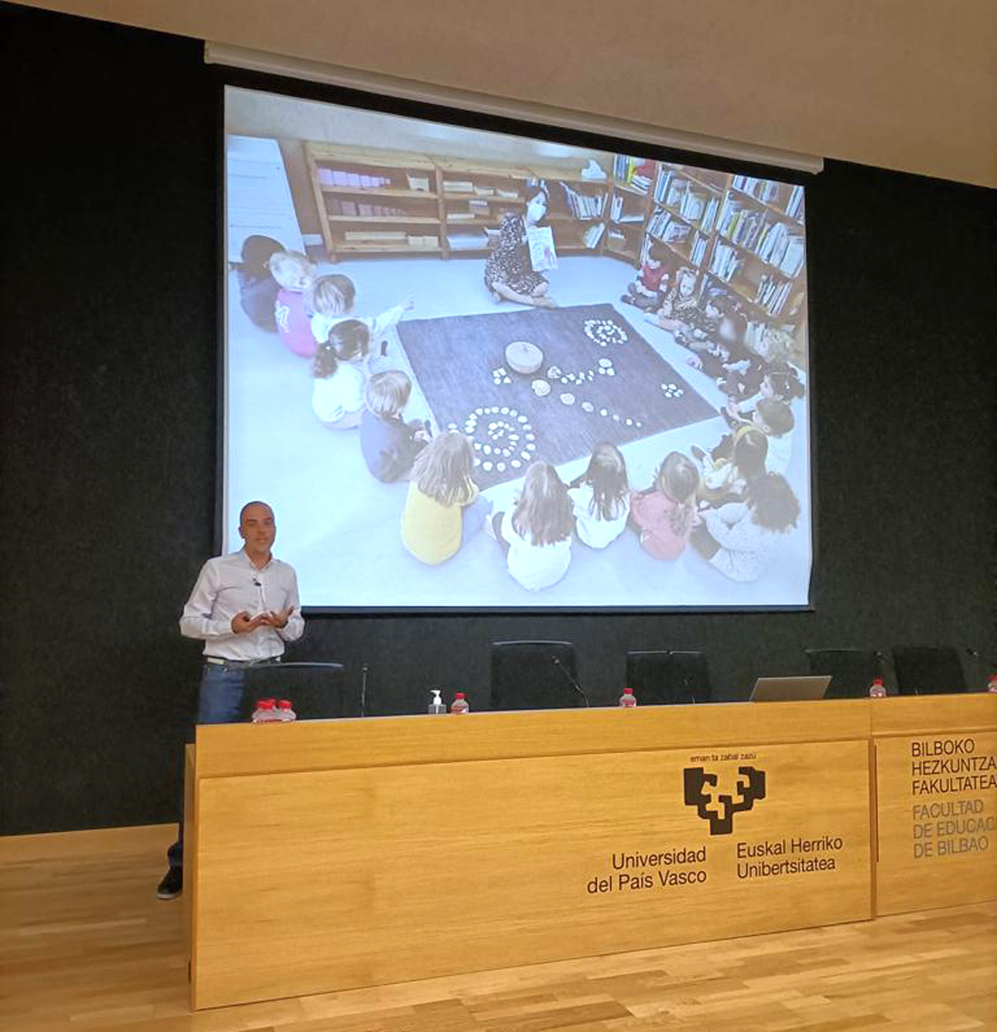 Participación del orientador y psicólogo del Centro Educativo Gençana, Luis Ramos, en la VI Jornada "Las Pruebas de la Educación", organizada por la Universidad del País Vasco, para hablar sobre "Variables facilitadoras del desarrollo de la comprensión lectora. Análisis de la experiencia real de un centro educativo". 