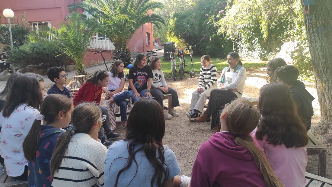 Visita de los abuelos de 6º Primaria al Centro Educativo Gençana para narrar su historia a partir de un objeto personal.