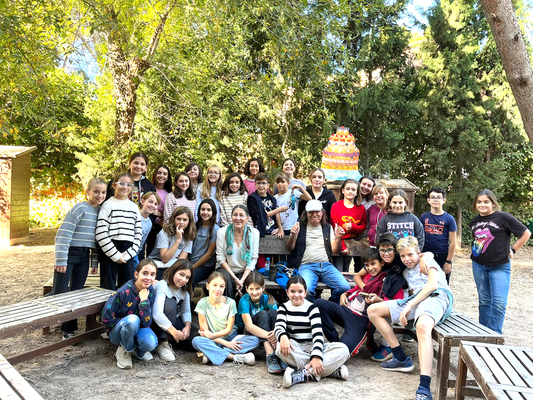 Visita de los abuelos de 6º Primaria al Centro Educativo Gençana para narrar su historia a partir de un objeto personal.