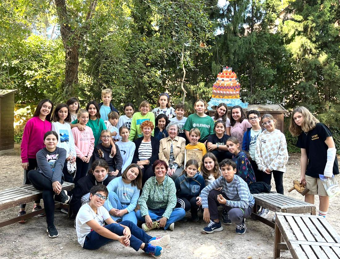 Foto de grupo del alumnado de 6º Primaria de Gençana junto a dos abuelos del grupo