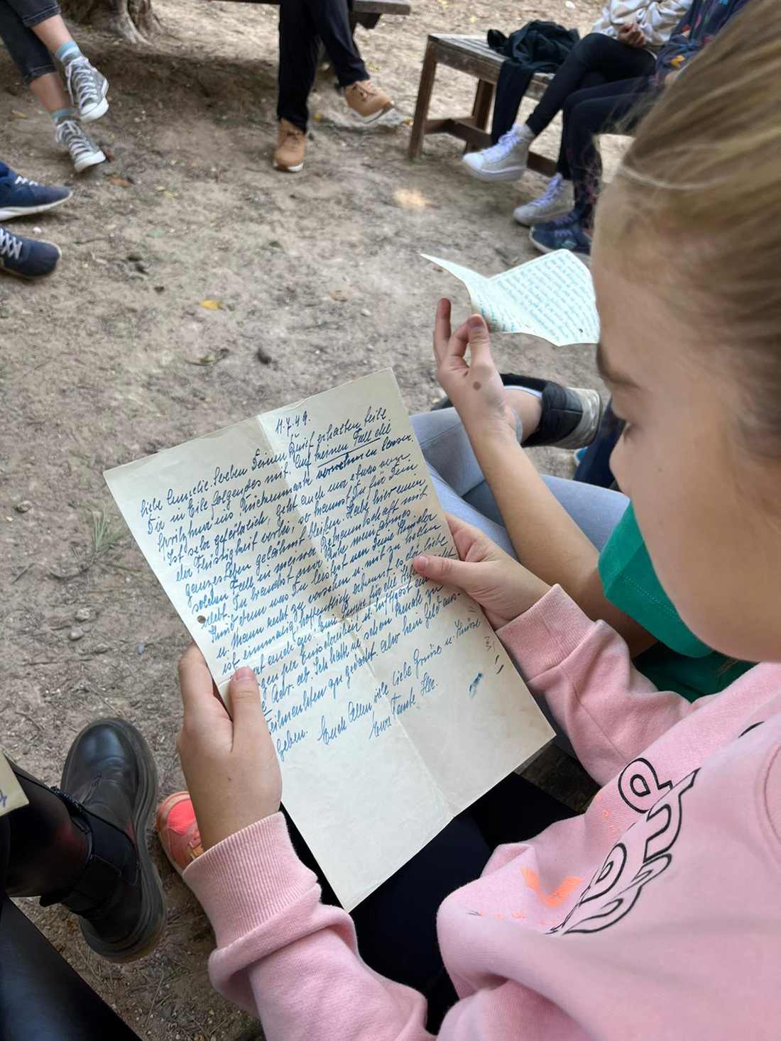 Una niña de 6º Primaria del Centro Educativo Gençana lee una carta antigua manuscrita