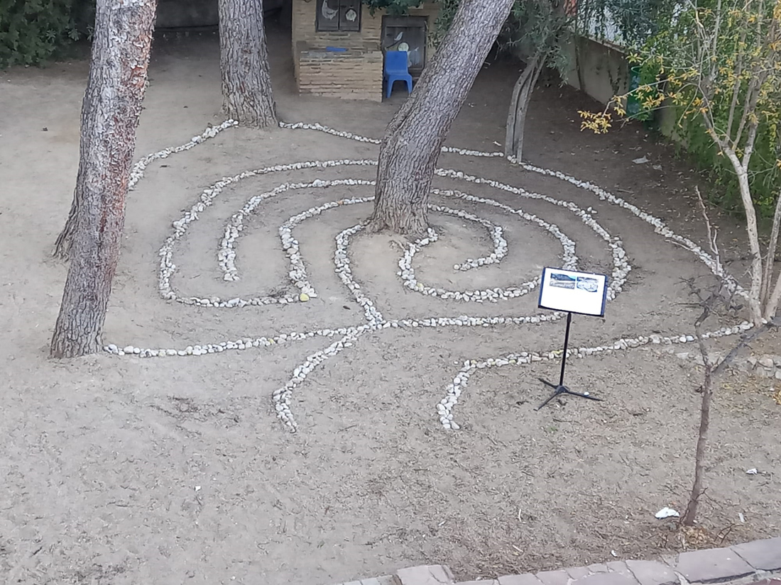 Laberinto Land-Art elaborado en el jardín de Educación Infantil, dentro del proyecto Abuelísimos - Alumnos de 1º ESO del Centro Educativo Gençana