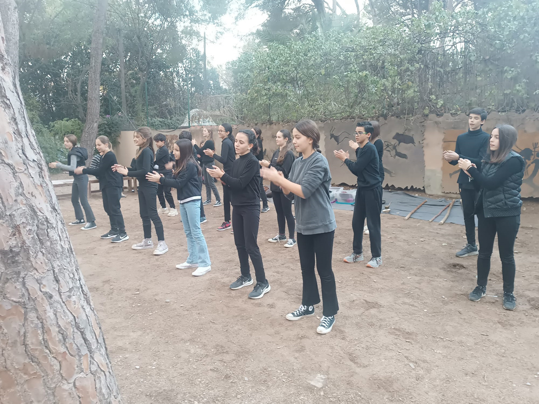 Alumnos de 1º ESO de Gençana interpretando una danza africana durante la presentación del proyecto "Abuelísimos"