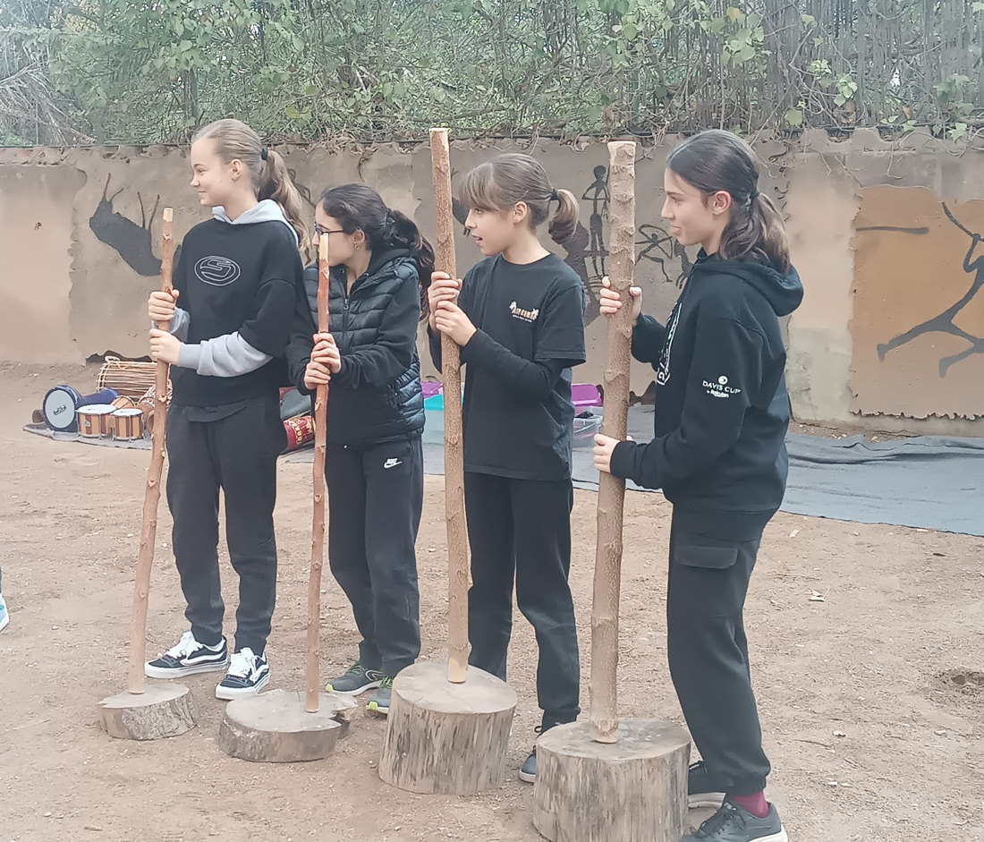 Alumnos de 1º ESO de Gençana interpretando una danza africana durante la presentación del proyecto "Abuelísimos"