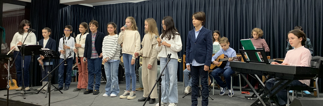 Varios alumnos de 5º Educación Primaria del Centro Educativo Gençana están en el escenario recitando poesía