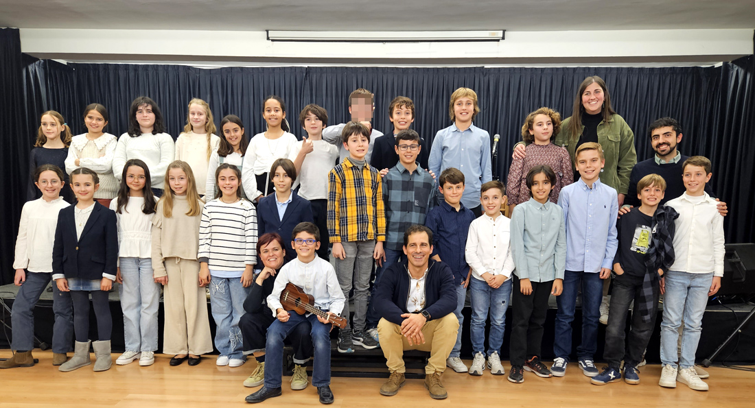 Foto de grupo de los alumnos de 5º Educación Primaria del Centro Educativo Gençana tras finalizar el recital de poesía "Aire, que me lleva el aire"