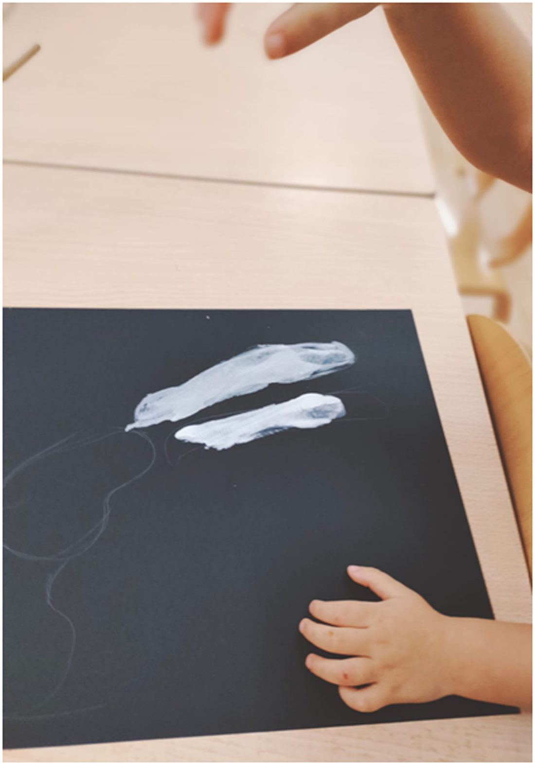 niño pintando con manos