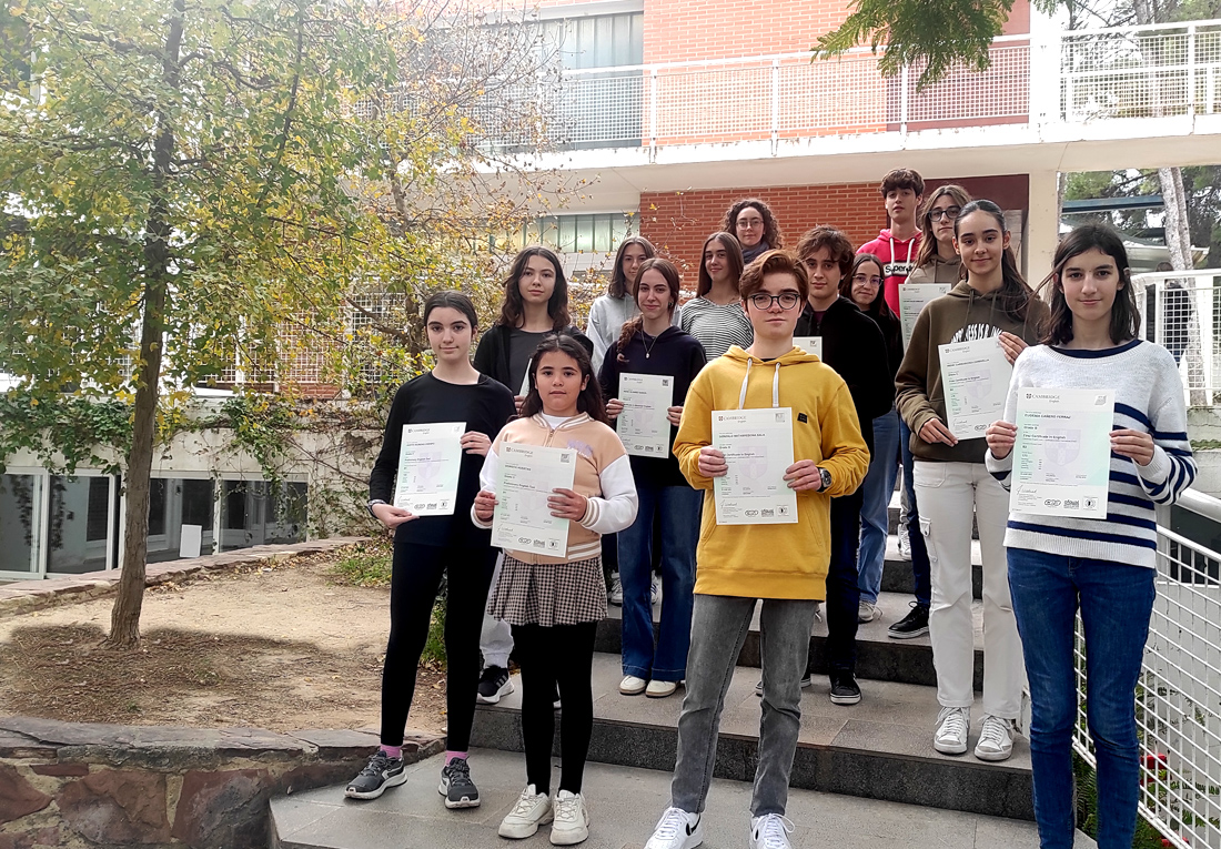 Alumnos del Centro Educativo Gençana posan con los diplomas del certificado Cambridge que han obtenido en el presente curso académico