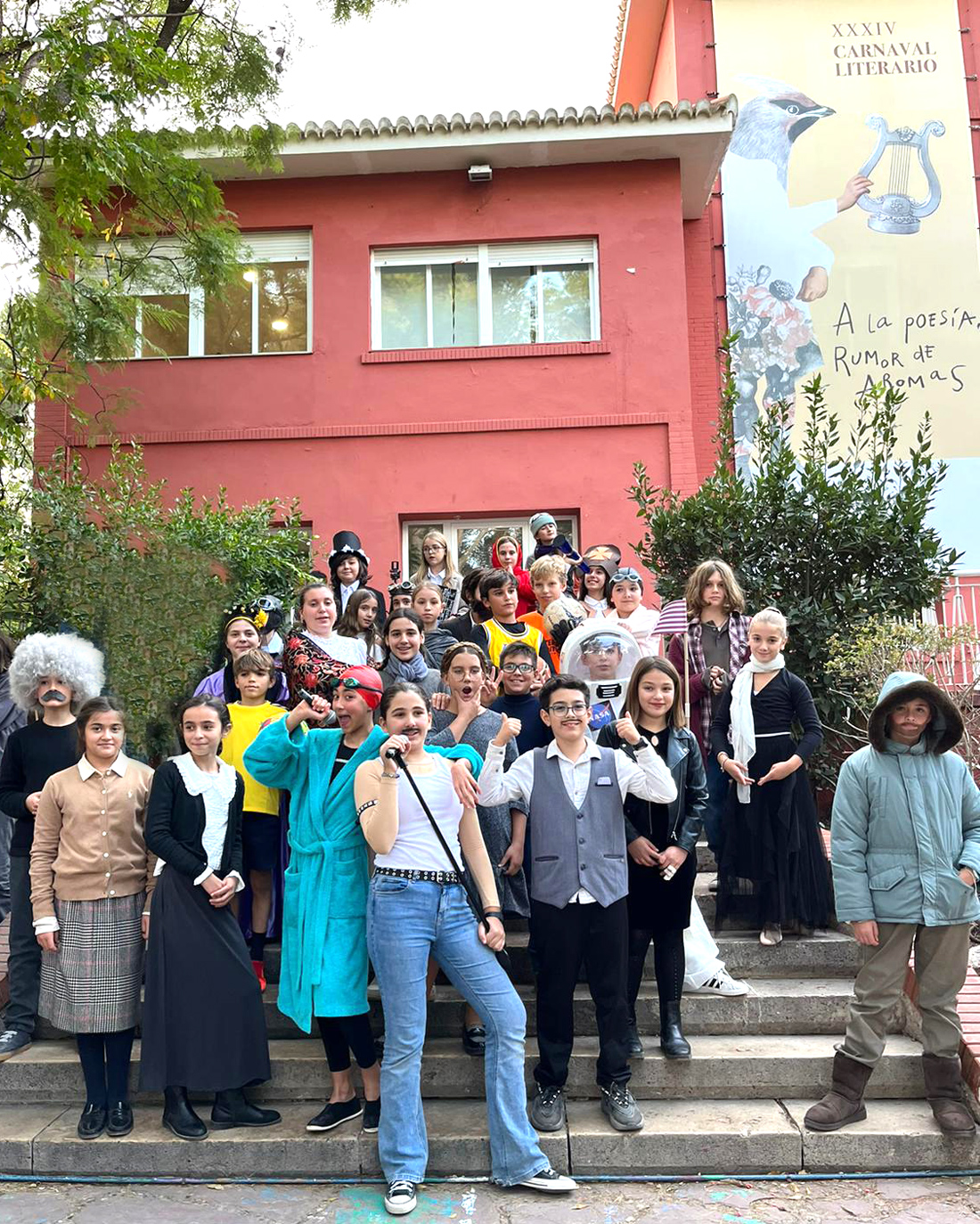 Foto de grupo de los alumnos de 6º Educación Primaria del Centro Educativo Gençana, caracterizados como personajes históricos para contar sus biografías