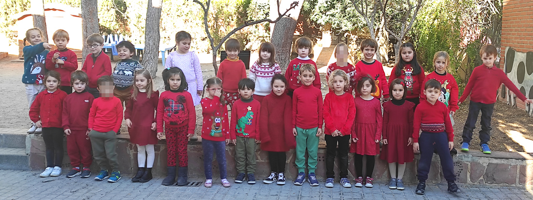 Foto de grupo de los alumnos de 5 años del Centro Educativo Gençana en su recital de Navidad