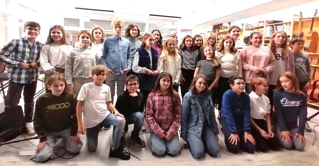 Foto de grupo de los alumnos de 6º Educación Primaria del Centro Educativo Gençana en su recital final de primer trimestre