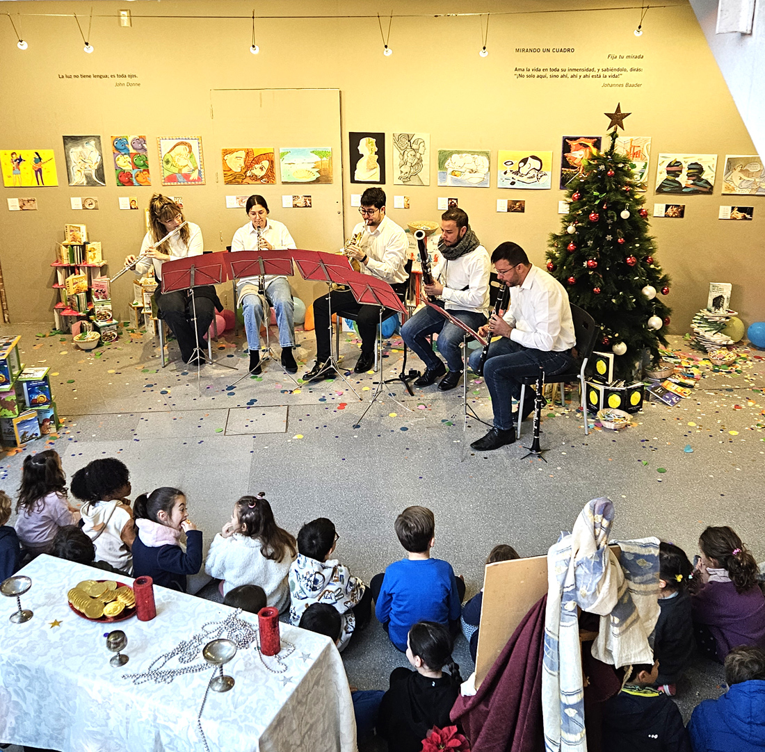 El quinteto de viento Ad Libitum interpreta piezas musicales sentados frente a los alumnos del Centro Educativo Gençana