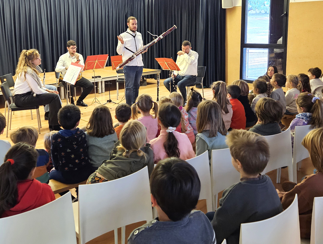 El quinteto de viento Ad Libitum interpreta piezas musicales a los alumnos de Infantil y Primaria del Centro Educativo Gençana