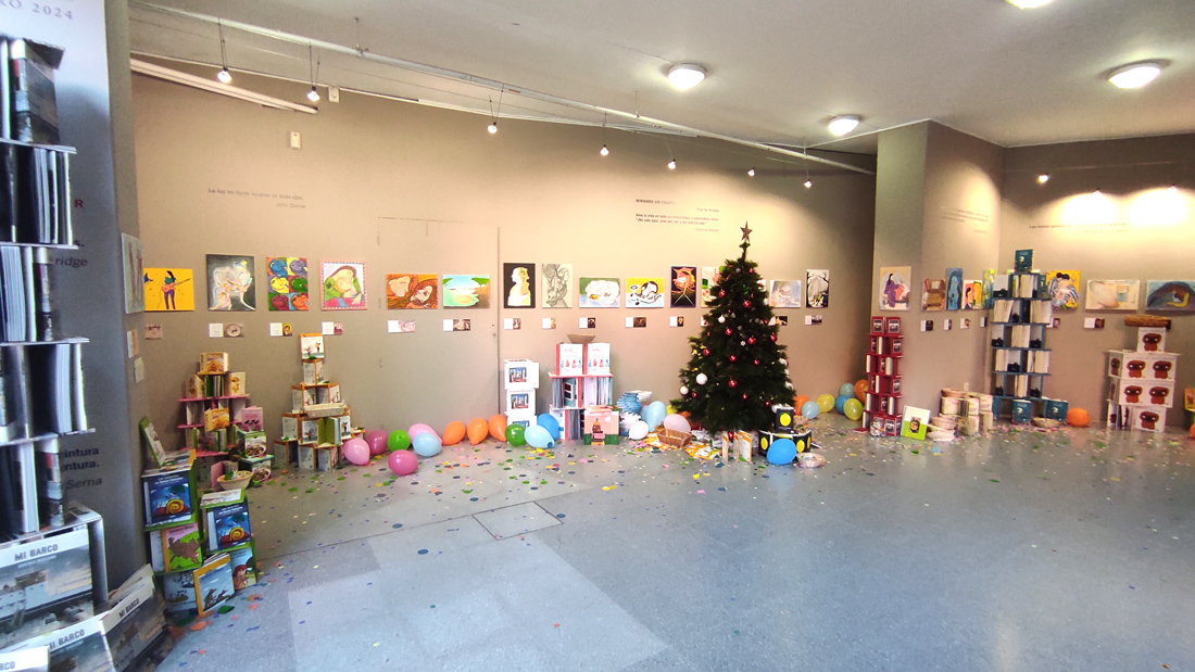 Regalos en forma de libros que los Reyes Magos han dejado repartidos por el hall de exposiciones del Centro Educativo Gençana