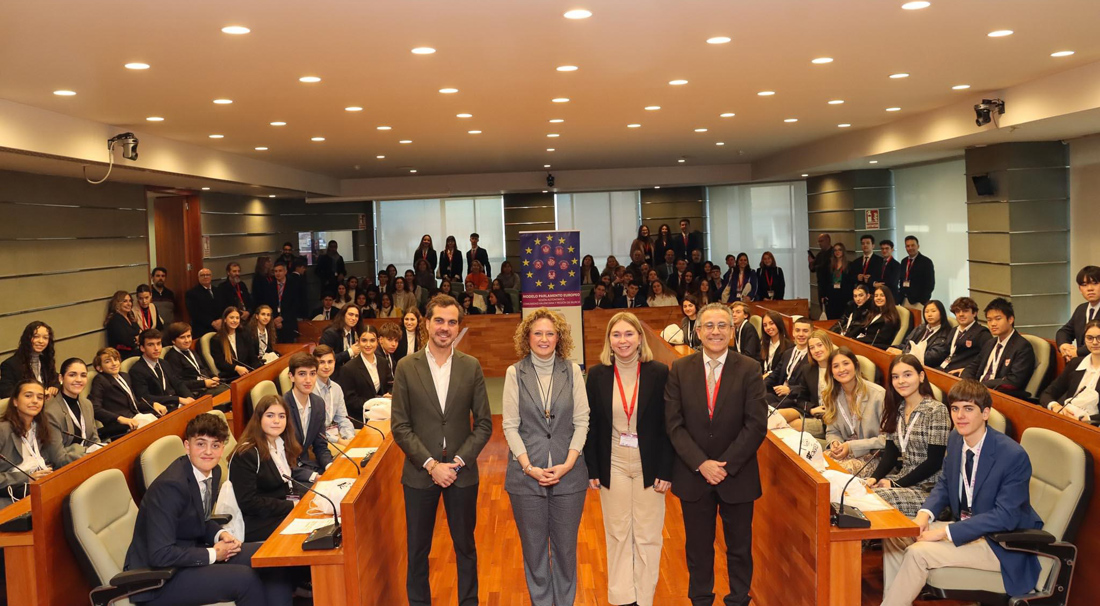 Foto de grupo en el Ayuntamiento de torrente de los alumnos participantes en la Sesión Autonómica del concurso Modelo Parlamento Europeo 2024