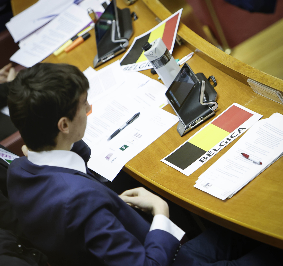 Alumno de Gençana durante la celebración del la sesión autonómica del concurso Modelo Parlamento Europeo 2024