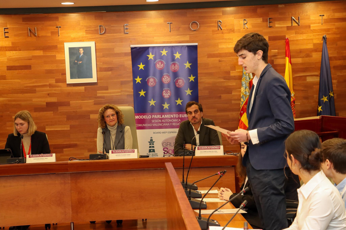 Alumno de Gençana pronuncia discurso durante la celebración del la sesión autonómica del concurso Modelo Parlamento Europeo 2024