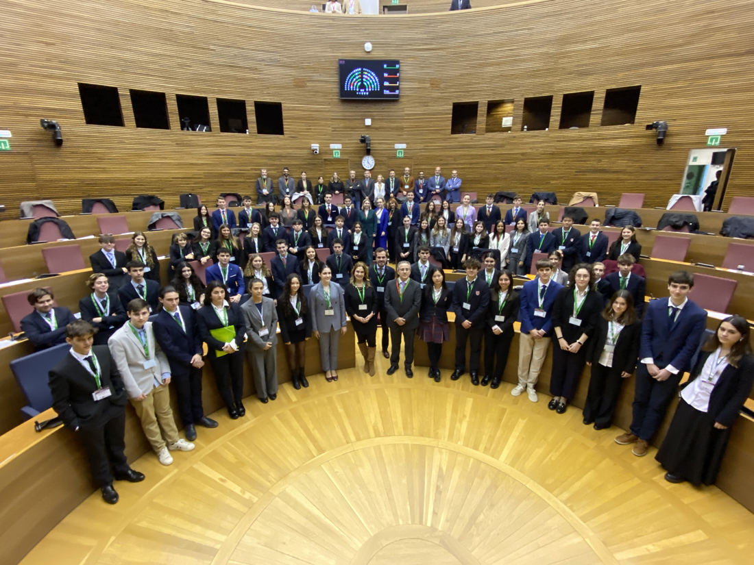 Foto de grupo de los estudiantes participantes en las VII Sesiones Autonómicas del concurso Modelo Parlamento Europeo en les Corts Valencianes