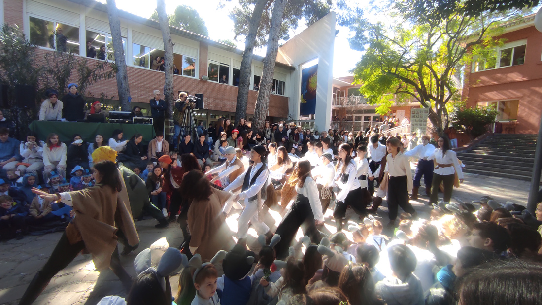 Niños vestidos de piratas bailan en el jardín del Centro Educativo Gençana durante la celebración del Desfile Literario del XXXV Carnaval Literario