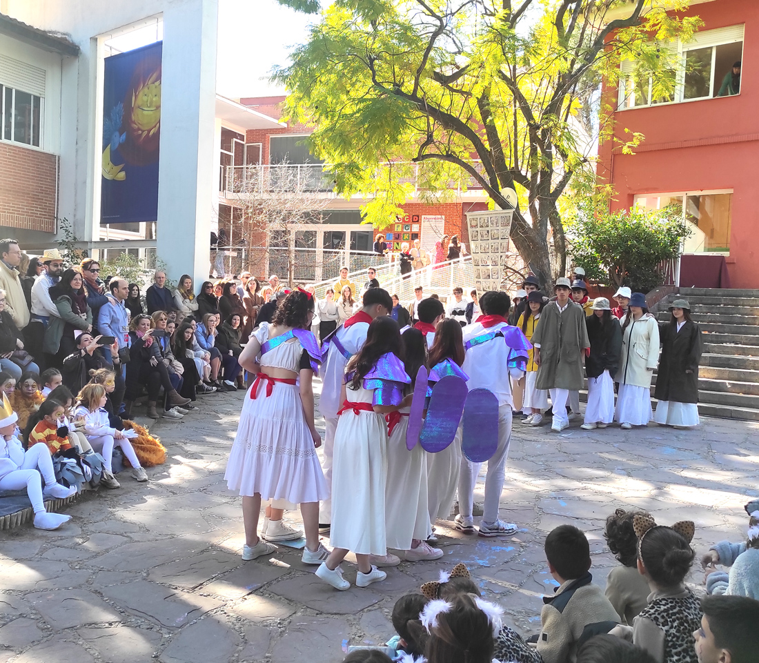 Dos grupos de alumnos de 1º Bachillerato disfrazados de peces y pescadores se miran. Interpretación durante el Desfile del XXXV Carnaval Literario del Centro Educativo Gençana