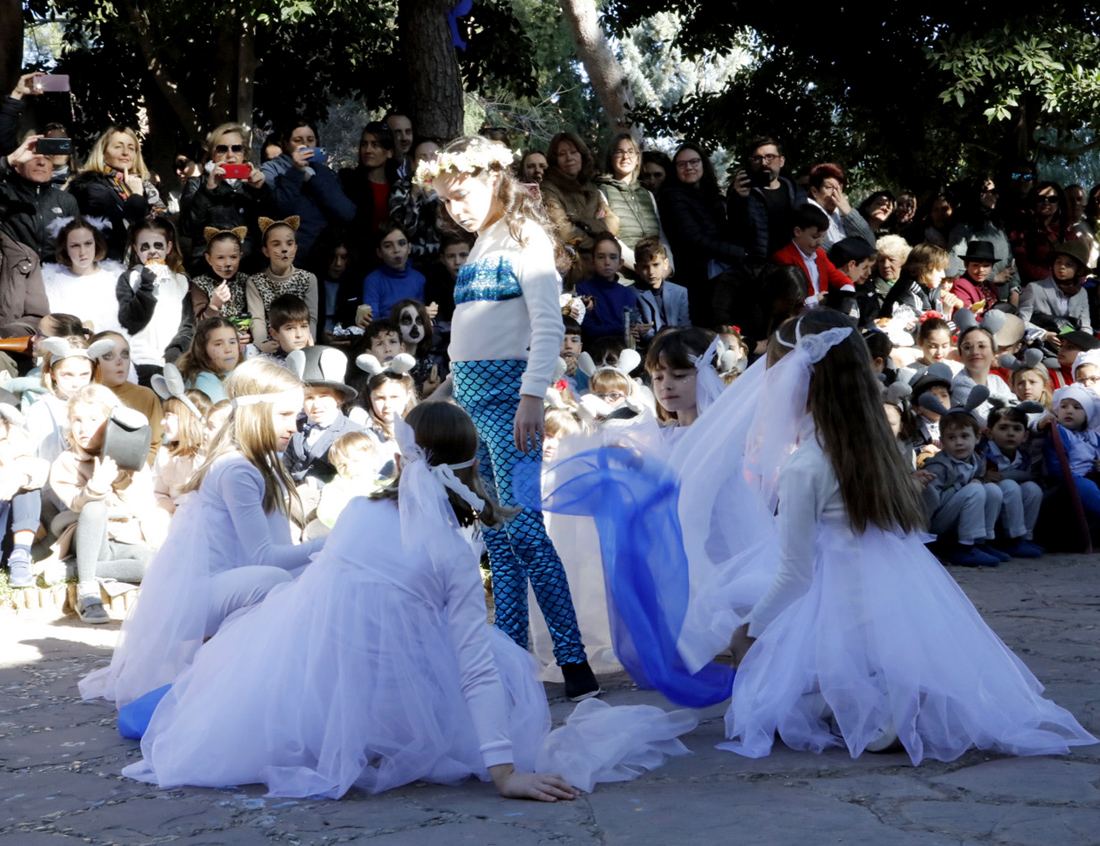 Una niña vestida de hada es envuelta por otras cuatro niñas vestidas con tules de blanco. Interpreetación llevada a cabo por los alumnos de 3º Educación Primaria del Centro Educativo Gençana durante el Desfile del XXXV Carnaval Literario