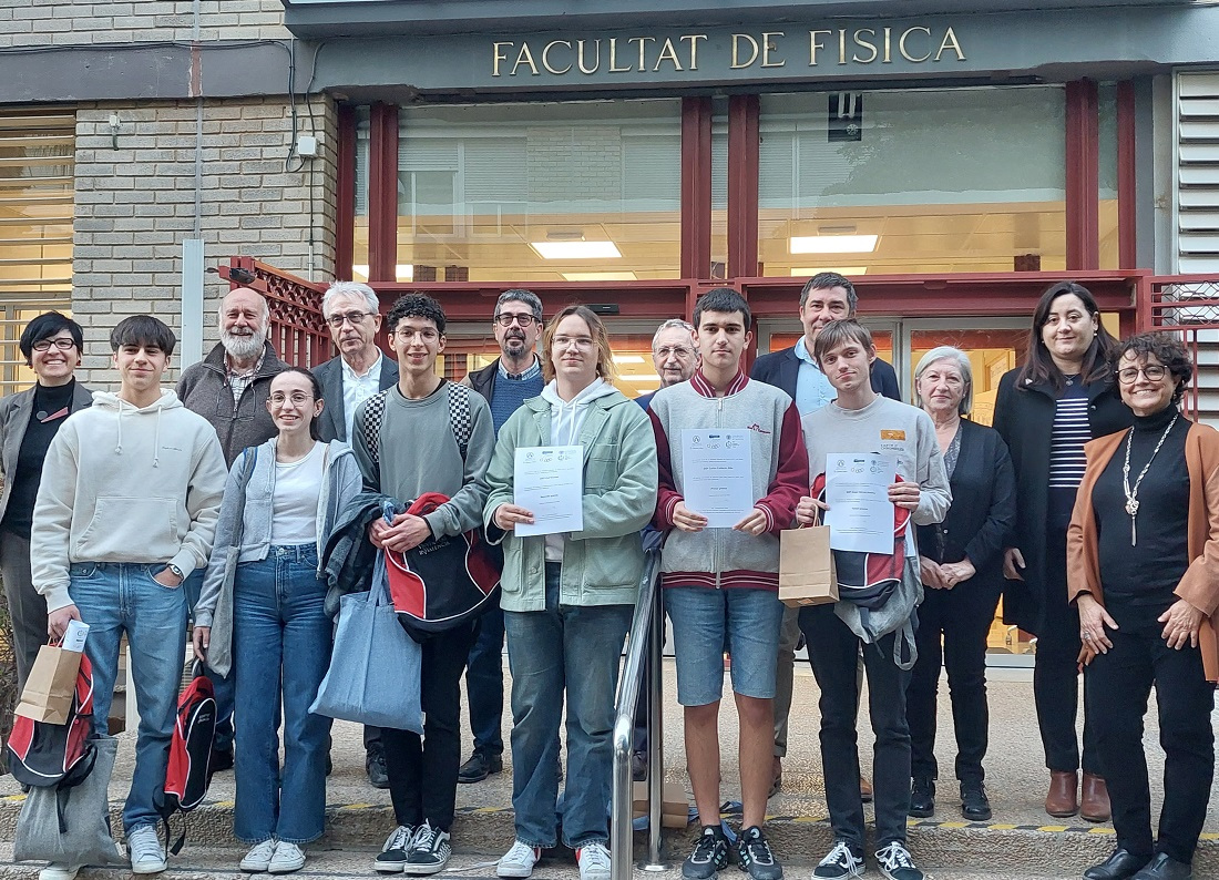 Foto de grupo de los alumnos premiados en la Olimpiada de Física 2023-2024,