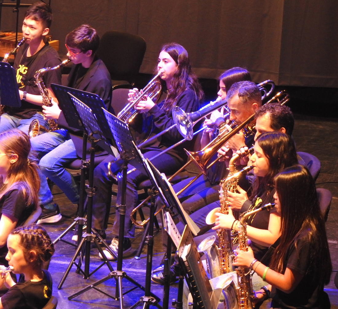 Miembros de la Gençana Big Band durante un concierto en el Teatro Capitolio de Godella en marzo de 2024