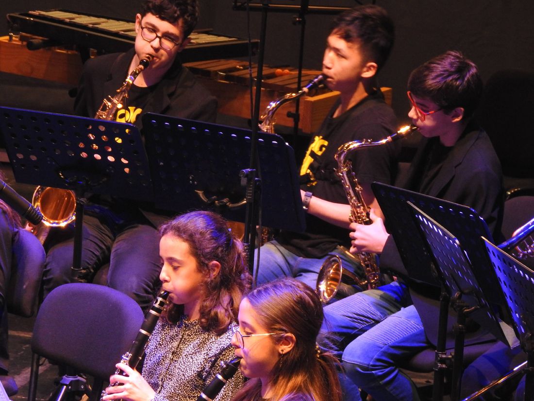 Miembros de la Gençana Big Band durante un concierto en el Teatro Capitolio de Godella en marzo de 2024