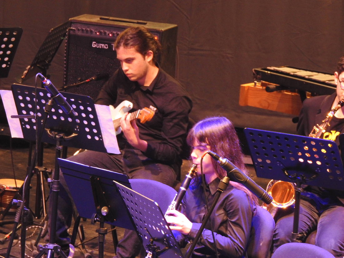 Miembros de la Gençana Big Band durante un concierto en el Teatro Capitolio de Godella en marzo de 2024