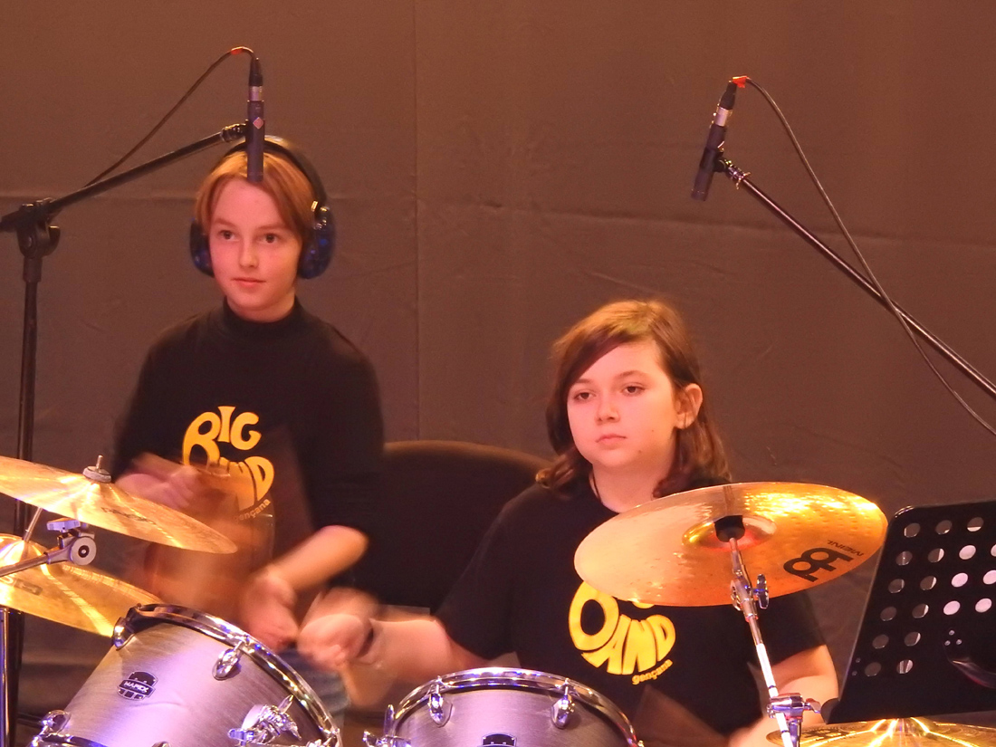 Miembros de la Gençana Big Band durante un concierto en el Teatro Capitolio de Godella en marzo de 2024