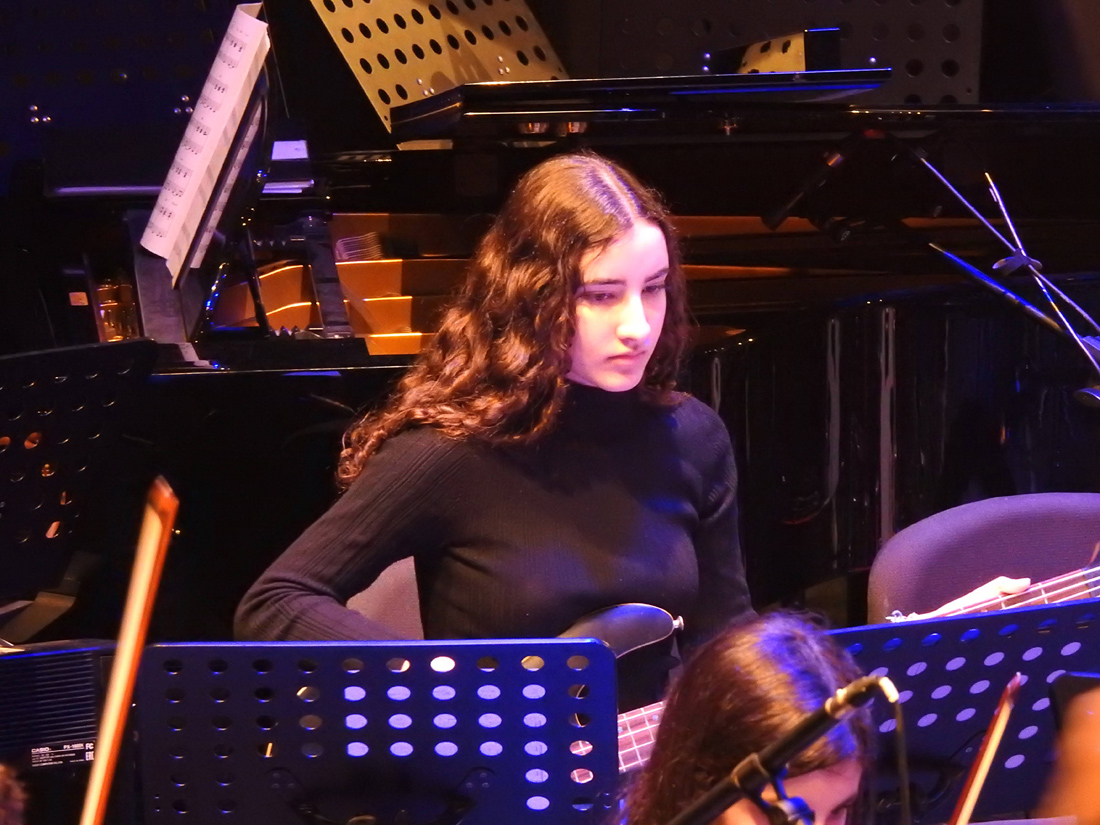 Miembros de la Gençana Big Band durante un concierto en el Teatro Capitolio de Godella en marzo de 2024