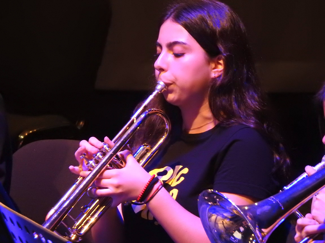 Miembros de la Gençana Big Band durante un concierto en el Teatro Capitolio de Godella en marzo de 2024