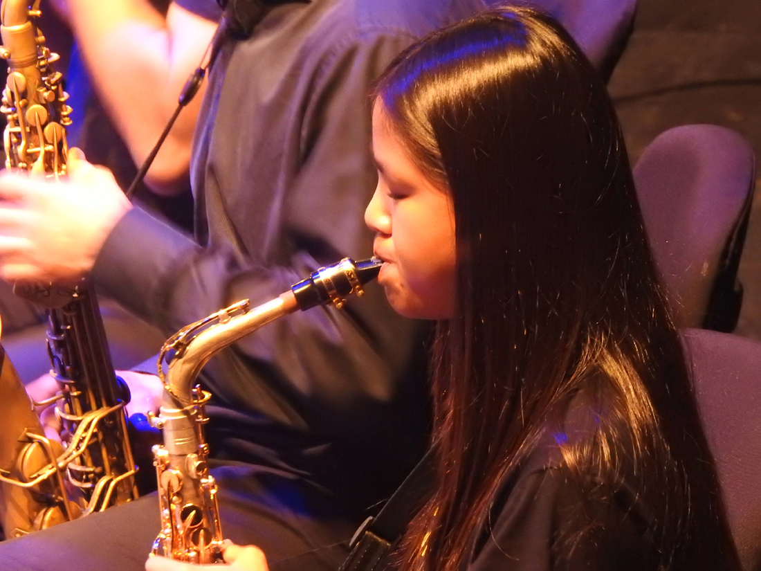 Miembros de la Gençana Big Band durante un concierto en el Teatro Capitolio de Godella en marzo de 2024