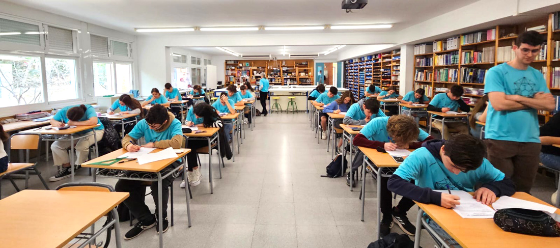 Alumnos realizando prueba matemática durante la celebración de la fase comarcal de la XXXIV Olimpiada Matemática, organizada por la Sociedad de Educación Matemática Al-Khwarizmi, en el aula de Tecnología del Centro Educativo Gençana