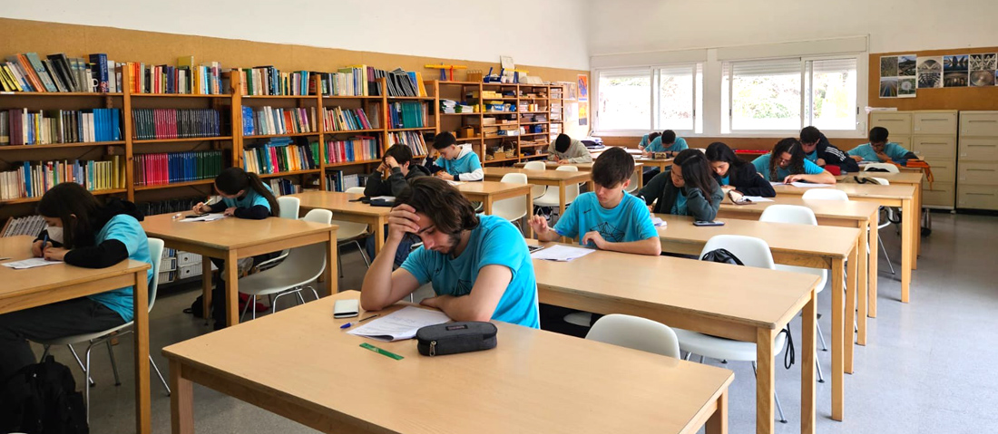 Alumnos realizando prueba matemática durante la celebración de la fase comarcal de la XXXIV Olimpiada Matemática, organizada por la Sociedad de Educación Matemática Al-Khwarizmi, en el aula de Matemáticas del Centro Educativo Gençana