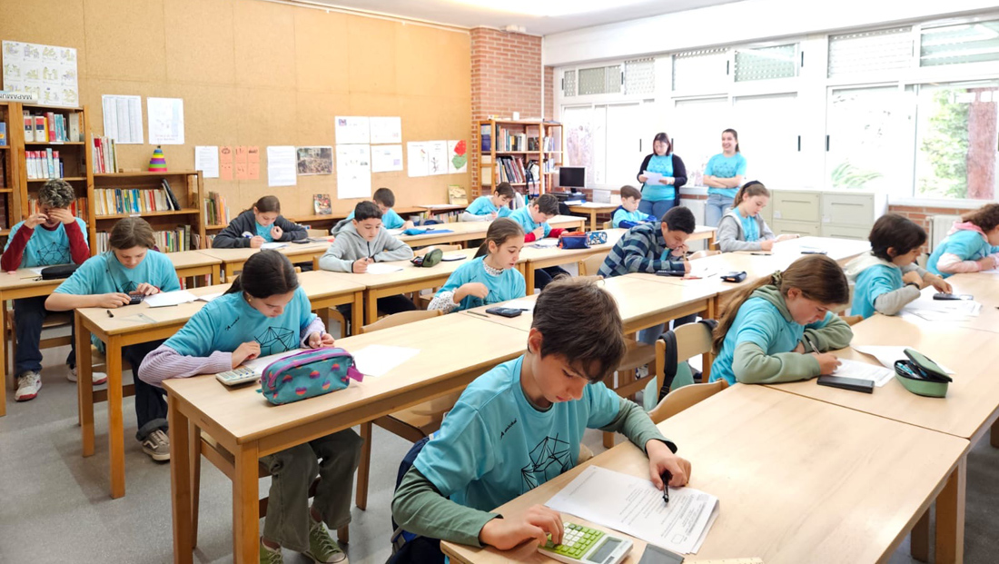 Alumnos realizando prueba matemática durante la celebración de la fase comarcal de la XXXIV Olimpiada Matemática, organizada por la Sociedad de Educación Matemática Al-Khwarizmi, en el aula de Primaria del Centro Educativo Gençana