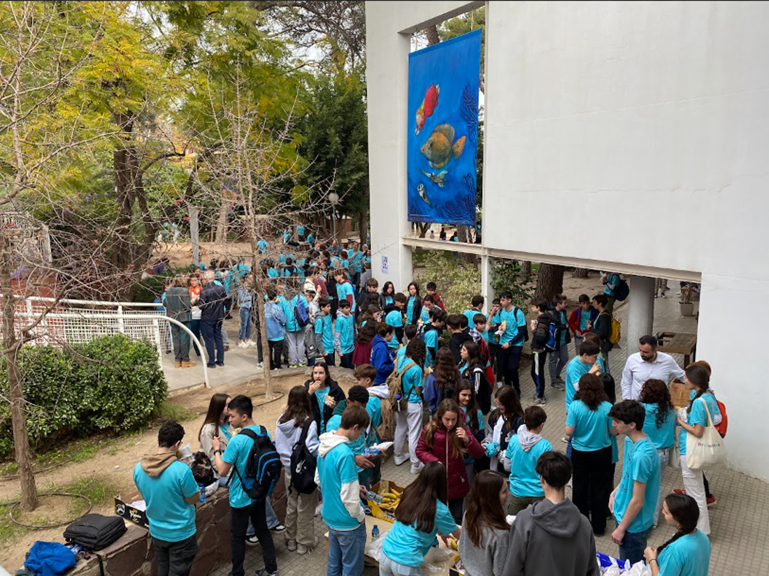 Participantes en la fase comarcal de la XXXIV Olimpiada Matemática de la Sociedad de Educación Matemática Al-Khwarizmi, durante el almuerzo en el jardín del Centro Educativo Gençana