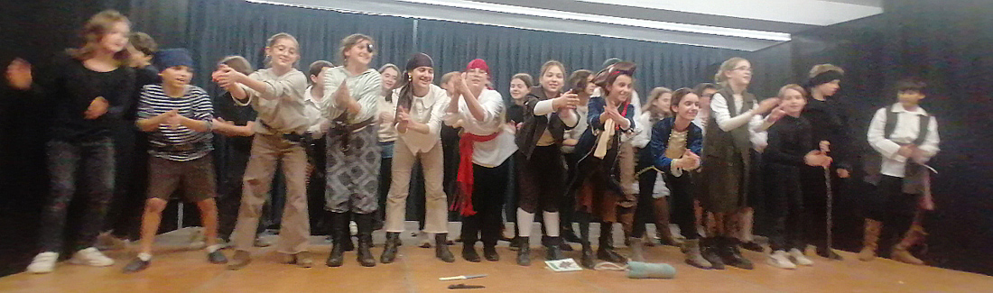 niños disfrazados de piratas representando la obra "La isla del tesoro" de RL Stenvenson en valenciano en el Centro Educativo Gençana