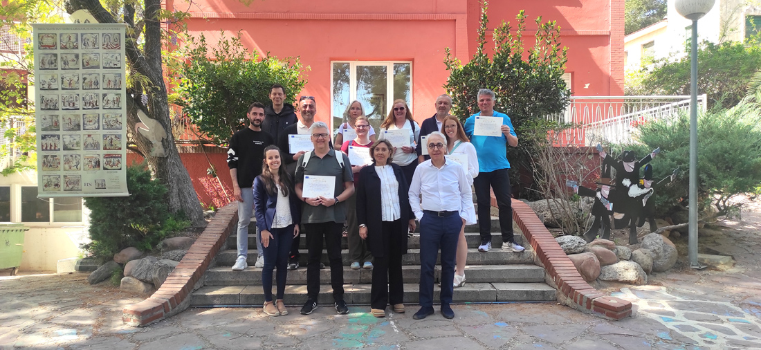 Ocho profesores de un instituto de Viena (Austria) posan en les escaleras de un jardín con sus diplomas certificativos del programa Erasmus+ al acabar su visita de observación al Centro Educativo Gençana. En la foto, en primera fila, aparecen el director y la jefa de estudios de Gençana, así como la responsable de Comunicación y Relaciones Externas