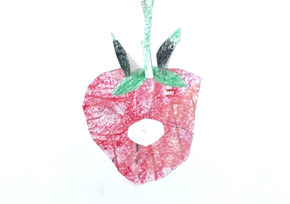 Fresa creada al estilo Eric Carle con la técnica de collage y utilizando composiciones estilizadas con texturas. Realizado por alumnos de 4 años del Centro Educativo Gençana