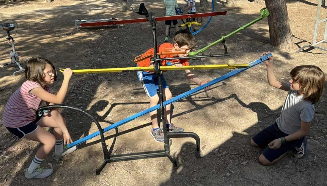 Niño jugando con instalación lúdica de Guixot de 8 en el bosque del Centro Educativo Gençana