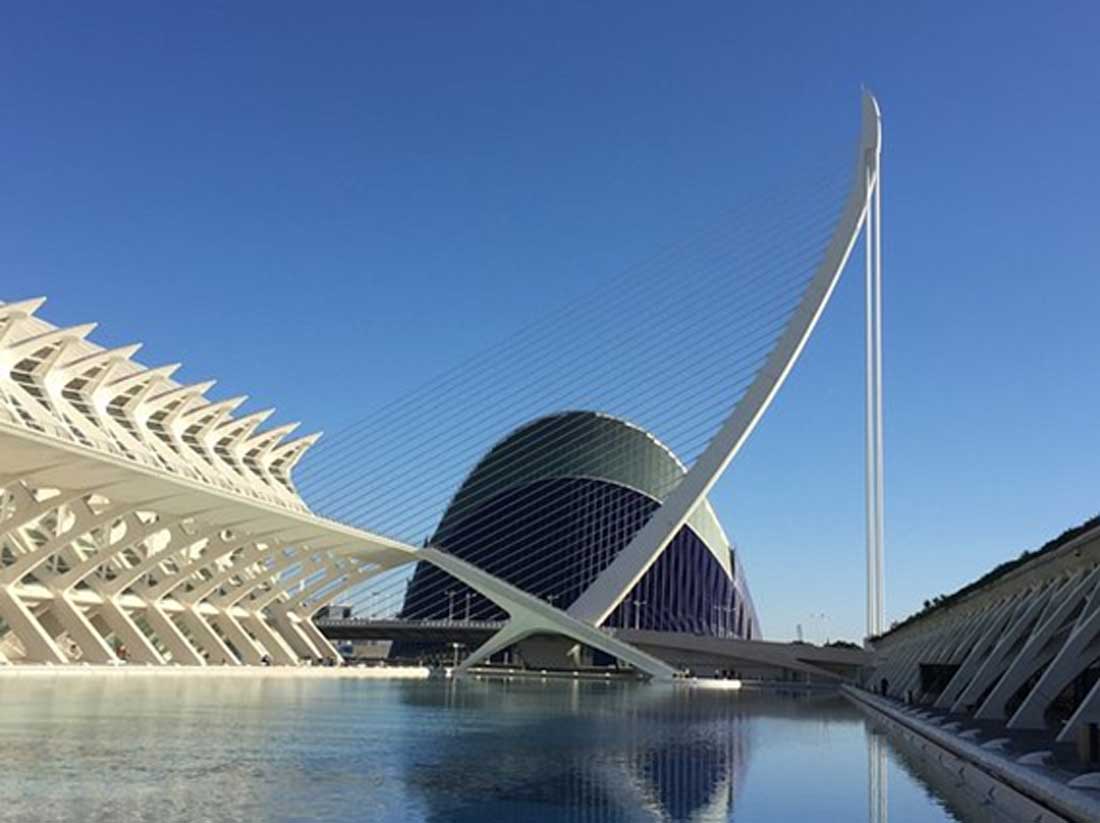 Panorámica de la Ciudad de las Artes y las Ciencias de valencia, con el Museo Príncipe Felipe a la izquierda, el Ágora de fondo y el puente del Arpa