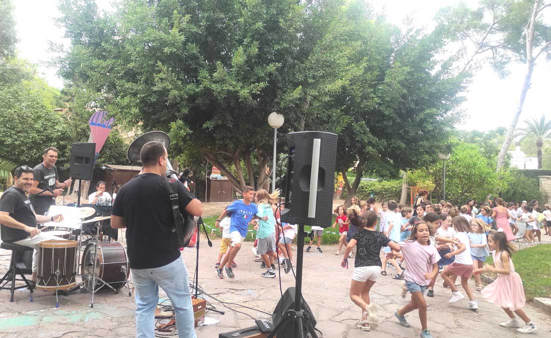 Imagen de los alumnos de Primaria bailando en el jardín de Gençana con el grupo Tres Fan Ball